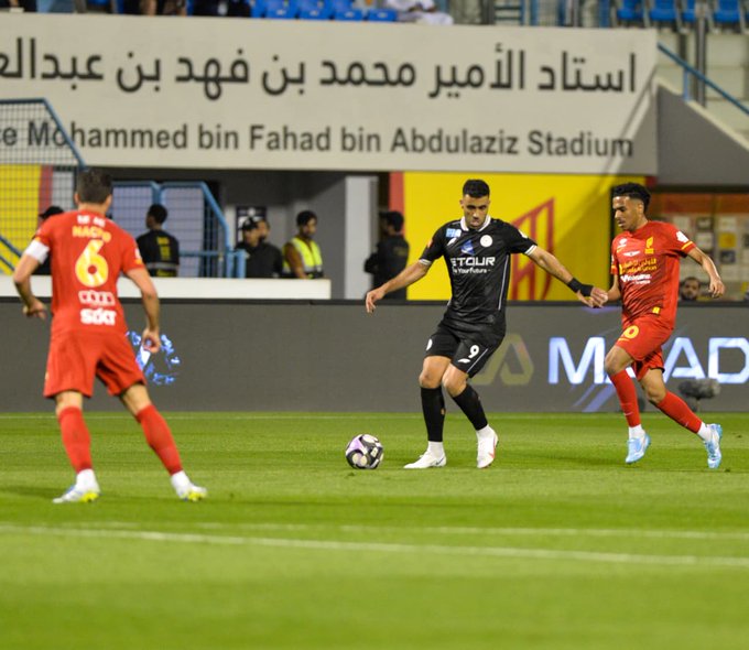 لاعبو القادسية في مواجهة الشباب