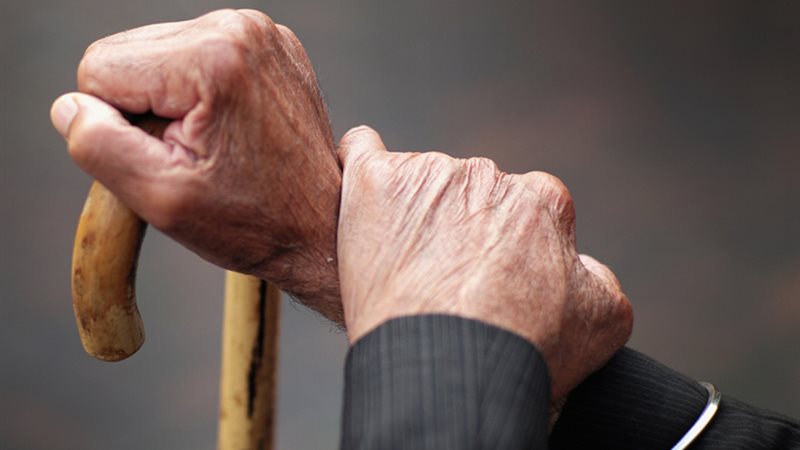 دراسة صينية: تناول اللحوم قد يزيد فرص بلوغ سن المئة لدى كبار السن. دراسة صينية: تناول البروتين الحيواني لدى كبار السن (80+) يرتبط بفرص أعلى لبلوغ سن 100 عام.. مع التقدم بالعمر تتغيّر الأولويات الغذائية نحو حماية العضلات والوزن والعظام.. لا توجد حمية واحدة لكل الأعمار؛ الاحتياجات الغذائية تختلف حسب المرحلة العمرية 