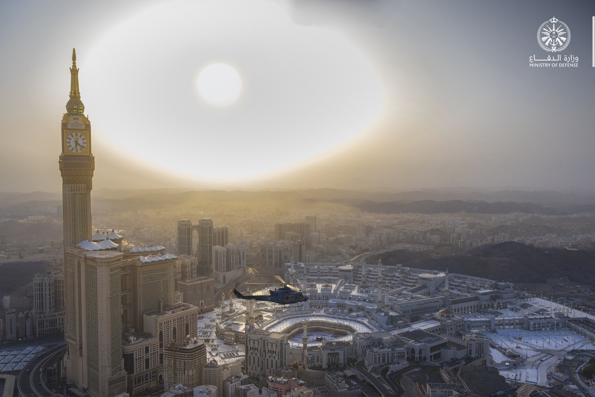 وزارة الدفاع تنفذ طلعات جوية لرصد الحشود بالمشاعر المقدسة - الطلعات تعزز نجاح الخطط التنظيمية وتسهيل حركة الحجاج. - تدعم الجهود الأمنية وتساعد في الاستجابة السريعة للحالات الطارئة. #يوم_عرفة 