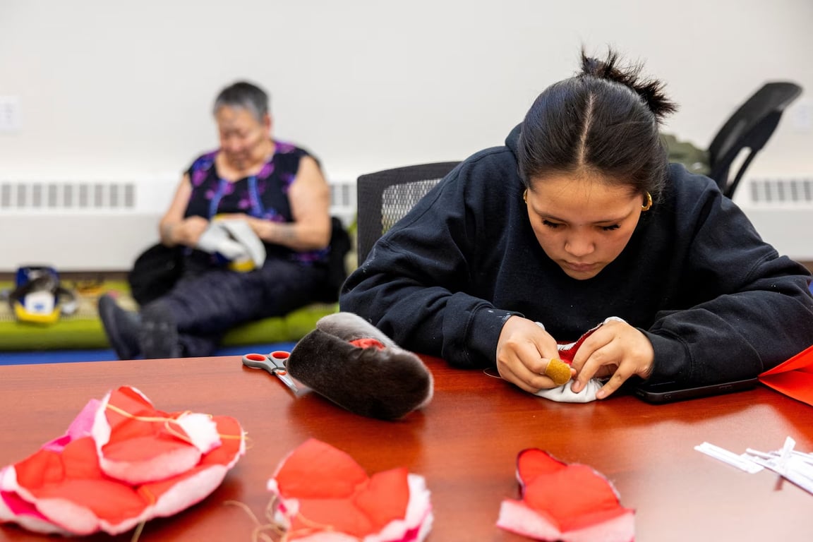 اعتاد السكان الأصليون تطوير أساليب معيشة خاصة تتلاءم مع بيئة الجليد القاسية