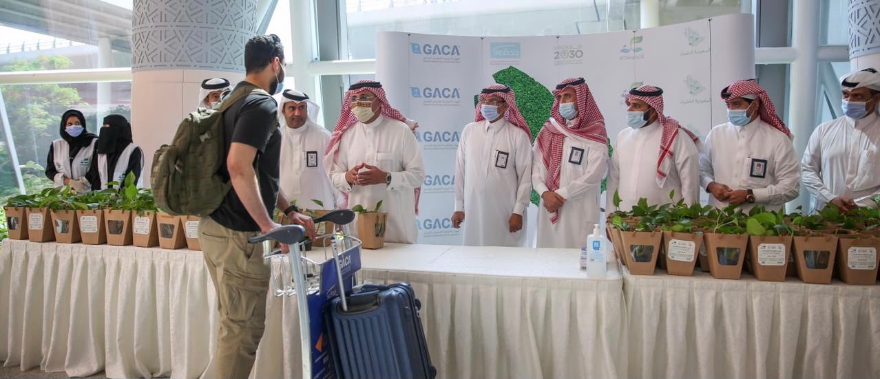 مطار جدة ينفذ مبادرة لتوزيع
