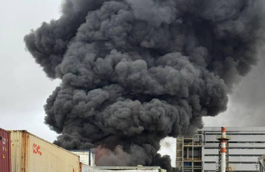 استنفار في النقب بعد استهداف مجمع كيميائي قرب بئر السبع. تسرب مادة خطرة واندلاع حريق، مع تدخل فرق المواد الخطرة لاحتواء الوضع. إغلاق طرق وإخلاء محيط الموقع، مع توجيه السكان للبقاء داخل المنازل 