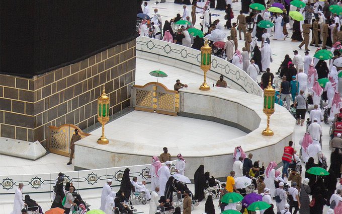 "شؤون الحرمين" تحدد مواعيد دخول حِجر إسماعيل للرجال والنساء. دخول النساء يومياً من 6 صباحاً حتى 9 صباحاً. دخول الرجال من 10 مساءً حتى 1 بعد منتصف الليل، لتعزيز انسيابية الحركة وخدمة ضيوف الرحمن 