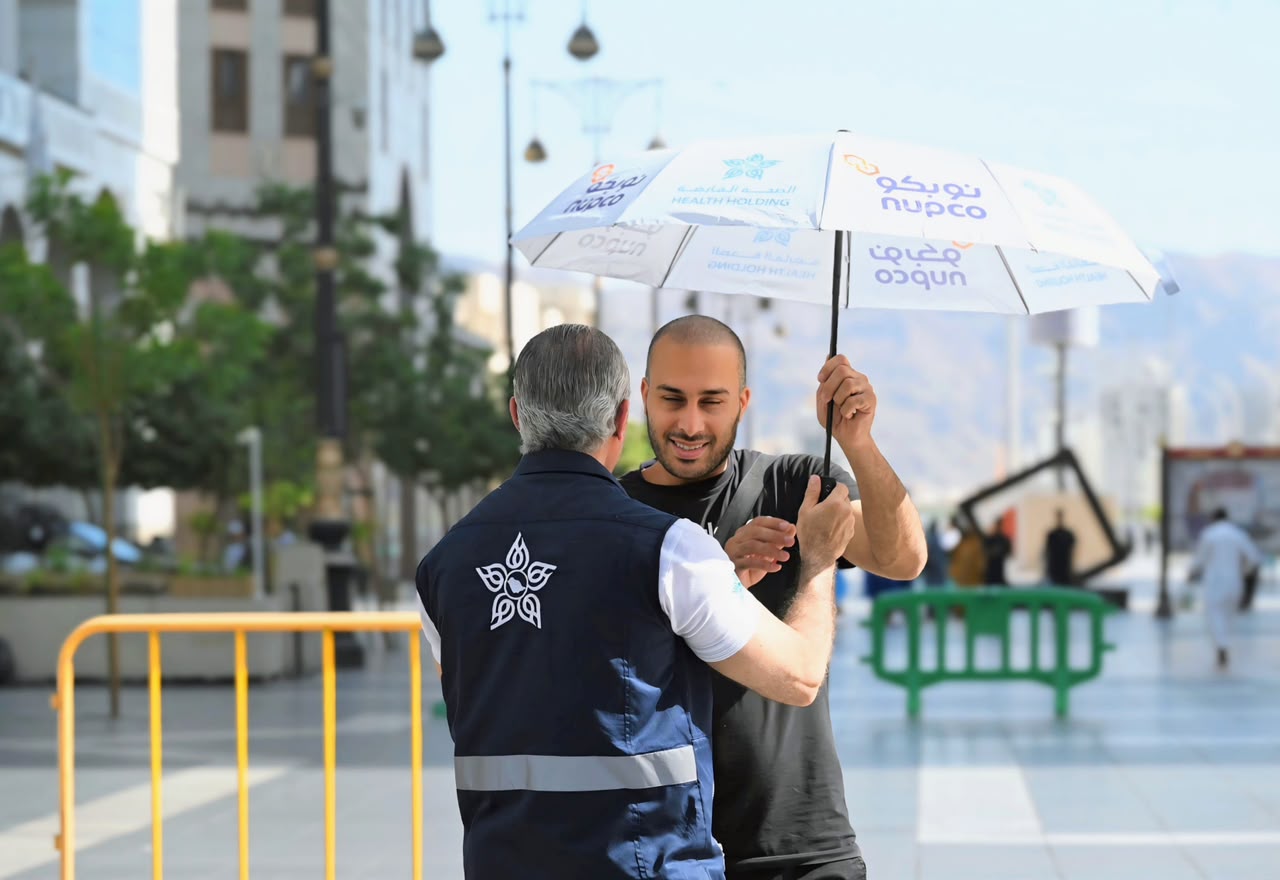 تجمع المدينة الصحي يوزع مستلزمات وقائية لضيوف الرحمن في المسجد النبوي - صورة 10