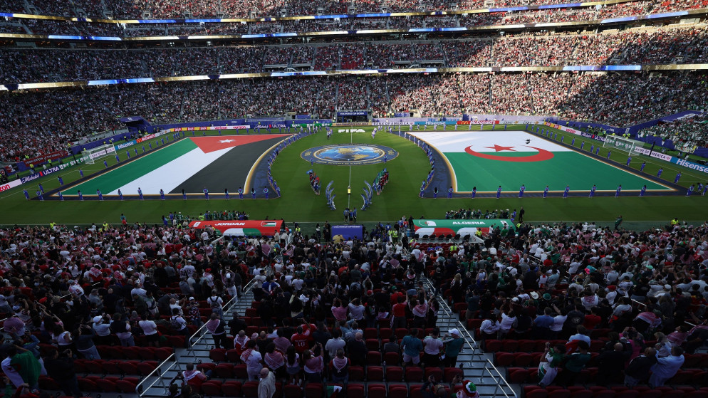 الجزائر تقلب الطاولة على الأردن ويخطفون فوزاً مثيراً 2-1 في مونديال 2026. تأخروا أولاً قبل العودة بثنائية في الشوط الثاني وحسم المواجهة.. بن سبعيني يتوج بجائزة أفضل لاعب بعد أداء مؤثر في قلب الدفاع 
