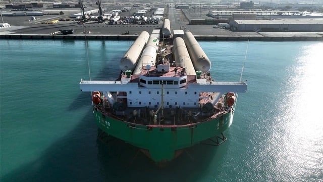 ميناء نيوم: مركز استراتيجي عالمي لتجارة البحر الأحمر. يعمل بكامل طاقته كمحور لوجستي يربط التجارة بين القارات والأسواق الإقليمية. موقع استراتيجي يعزز تدفق البضائع بين أوروبا وأمريكا والخليج. بنية تحتية متطورة وكفاءة تشغيلية تسرّع الإنجاز وتدعم النمو الاقتصادي 