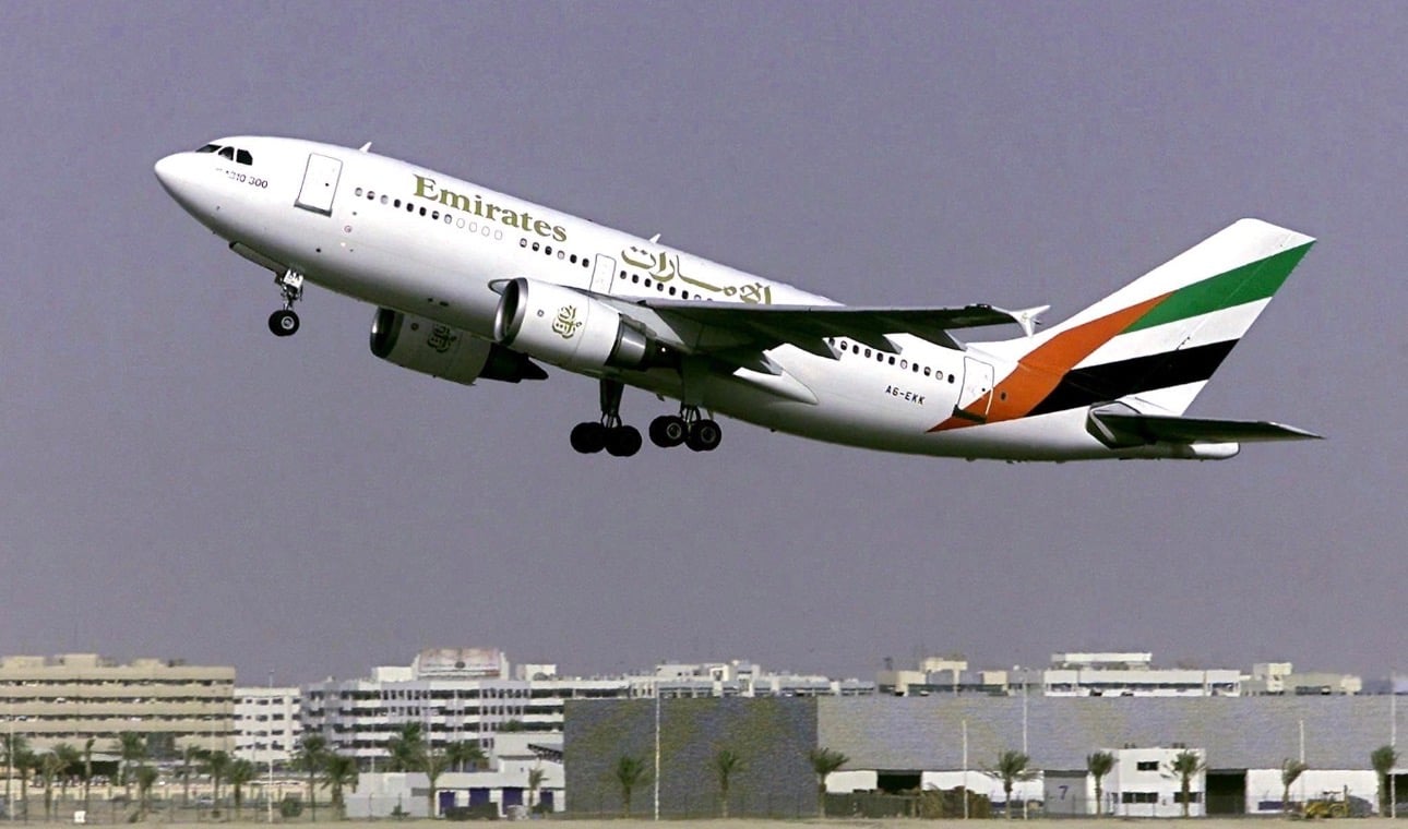 يوم وتتوقف محركات شركات طيران عالمية .. وناقلات الشرق أوسطية الأكثر احترازاً. أزمة وقود الطائرات تدفع شركات عالمية لإلغاء الرحلات وتقليص العمليات مع تهديد توقف جزئي خلال أسابيع. تراجع توقعات نمو القطاع إلى انكماش يصل 3% بسبب التوترات الجيوسياسية وارتفاع التكاليف. ناقلات الشرق الأوسط أكثر تماسكًا بفضل التحوط وتنوع الإمدادات والدعم الحكومي 