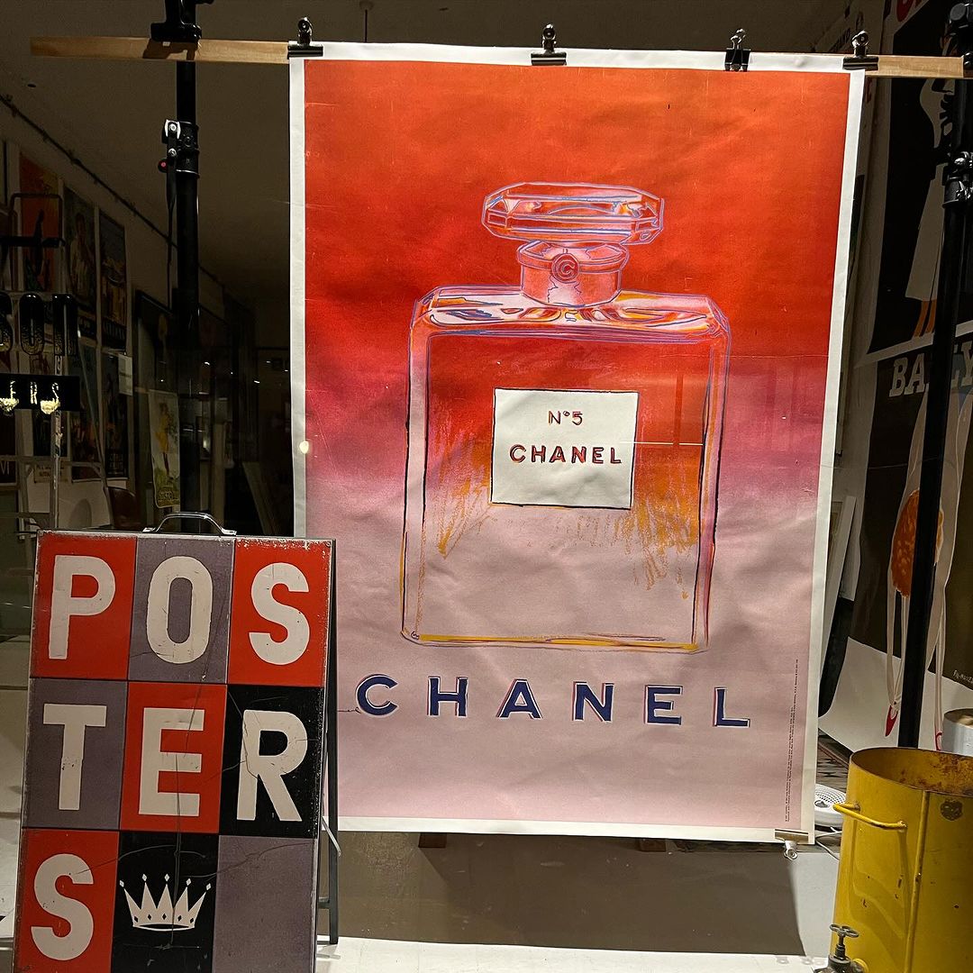 Chanel No.5 by Andy Warhol looking sharp in the window tonight ~ 160cm x 120cm

#vintagepostersonly #chanel #andywarhol #fasssssssssshion #chanelno5