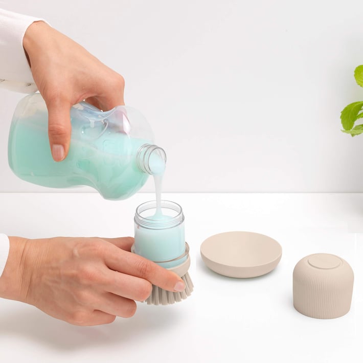 Perie cu dozator pentru săpun lichid Brabantia Soft Beige
