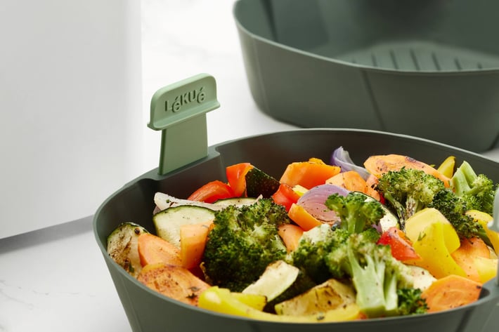 Кошничка за фритюрник с горещ въздух Lekue 25x25cm, оребрена