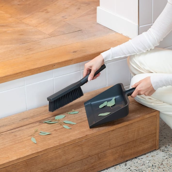 Комплект лопатка с четка за почистване Brabantia SinkSide Dark Grey