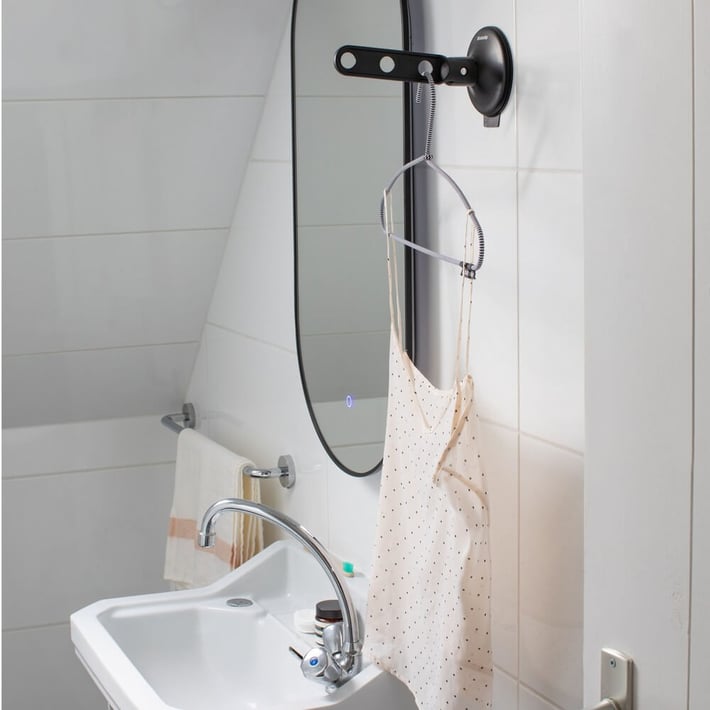 Закачалка за дрехи с вакуум Brabantia Black