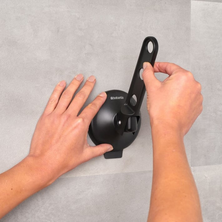 Закачалка за дрехи с вакуум Brabantia Black