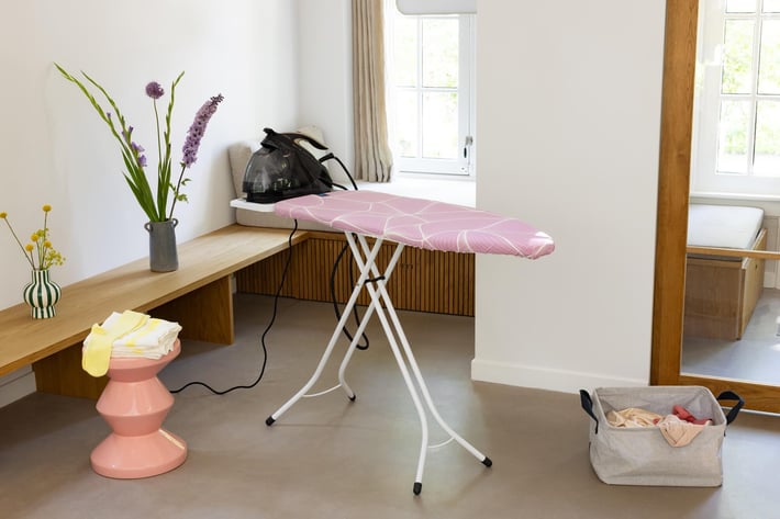 Masă de călcat Brabantia C 124x45cm cu suport pentru generator de abur, Lilac Waves