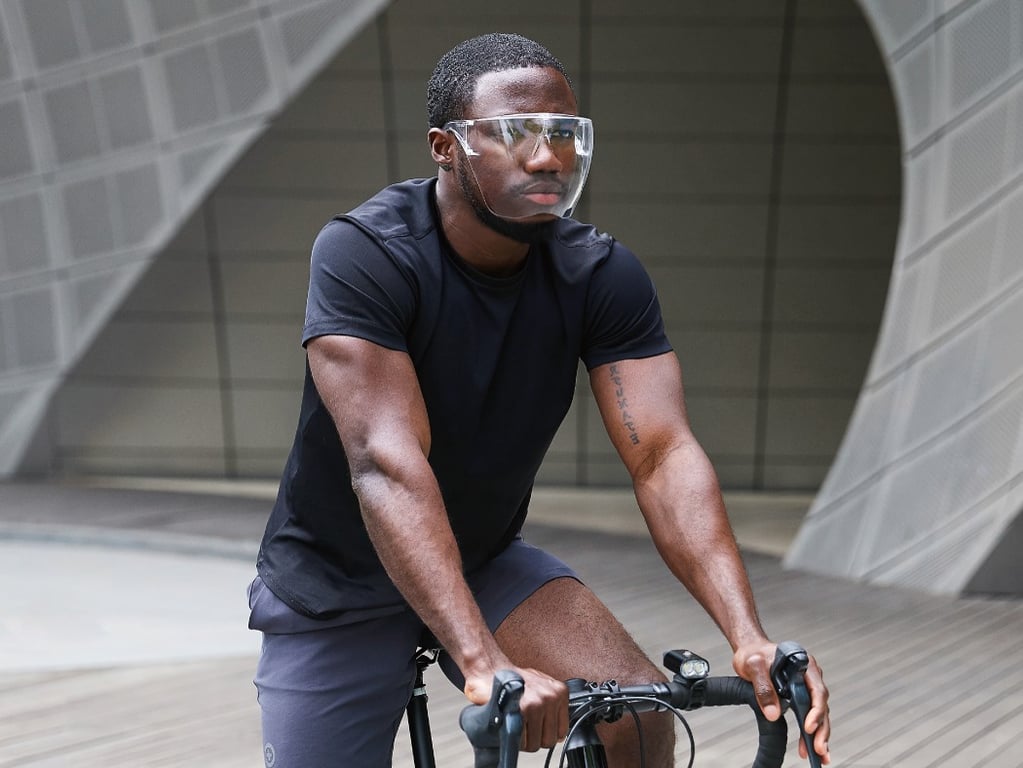 hombre usando la careta blocc mientras monta bicicleta