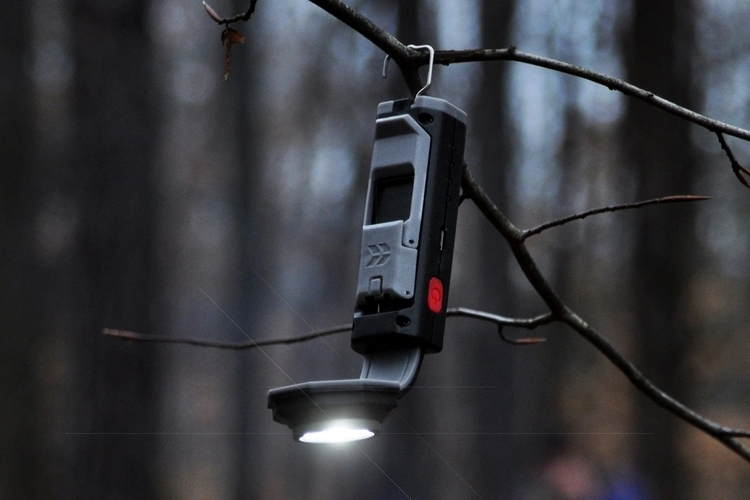 El STKR Concepts FLEXIT Pocket Light es un accesorio de iluminación versátil para que los campistas ávidos y los aventureros al aire libre lo incorporen a su colección de equipos cuando buscan mantenerse ágiles en entornos al aire libre.