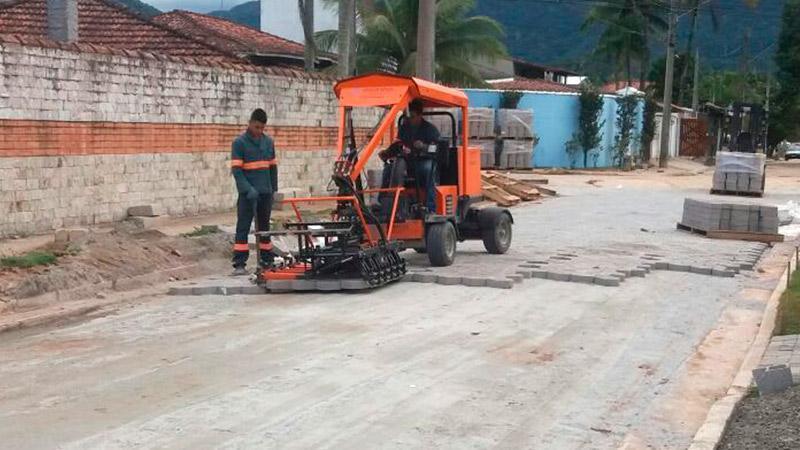 máquina pavimentadora,pavimentação intertravada,paver,bloquete,pavimentadora Pavejet S24,Pacer P22,Garra Multi 6,ferramentas para pavimentação,sarrafeamento,pavimento intertravado,mecanização de pavimentação,guilhotina para paver,pavimentadora elétrica,pavimentação mecanizada,Optimas Brasil