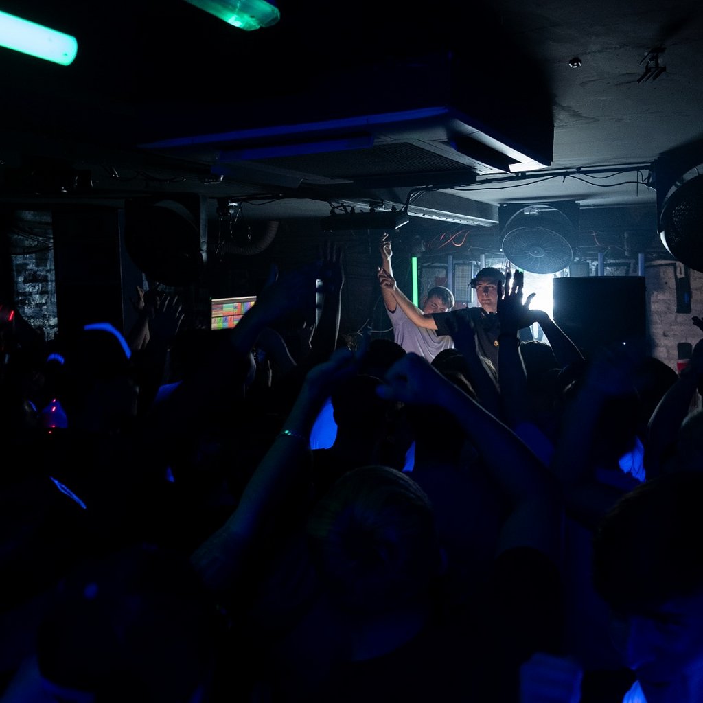 Version3 Presents: Collier