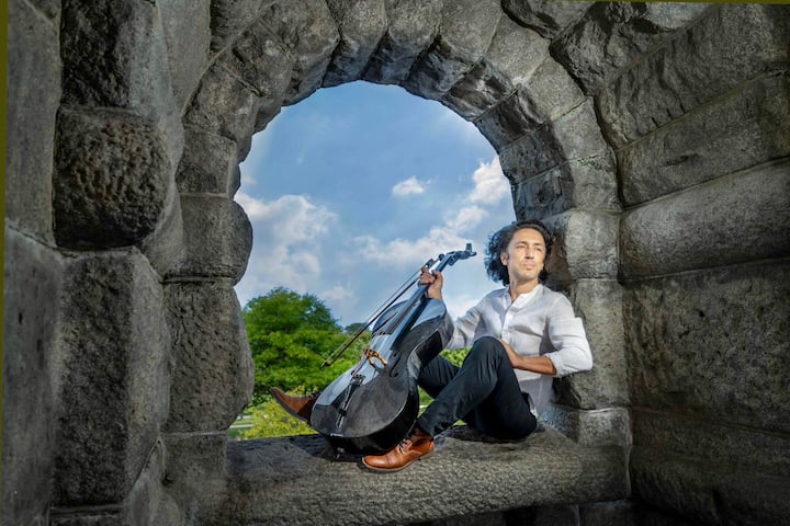Ian Maksin Brings His One-Man Orchestra to Chicago