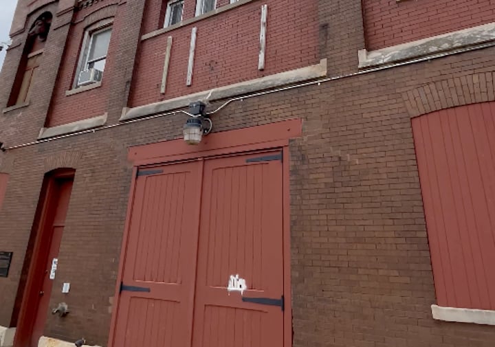 Relics From The Heyday, Reminisce of Chicago's Schlitz Row