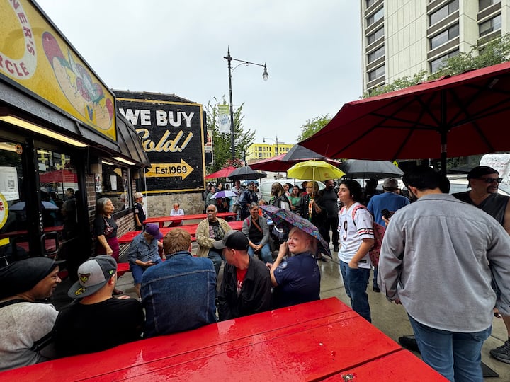Chicago Goes Wild as Wiener’s Circle Gives Away Free Hot Dogs After Calibe Williams’ 4-TD Explosion