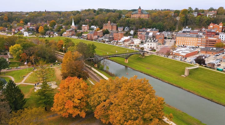 Highway to Hush: A Chicago Road Trip to Galena and the Golden Quiet of Eagle Ridge Resort