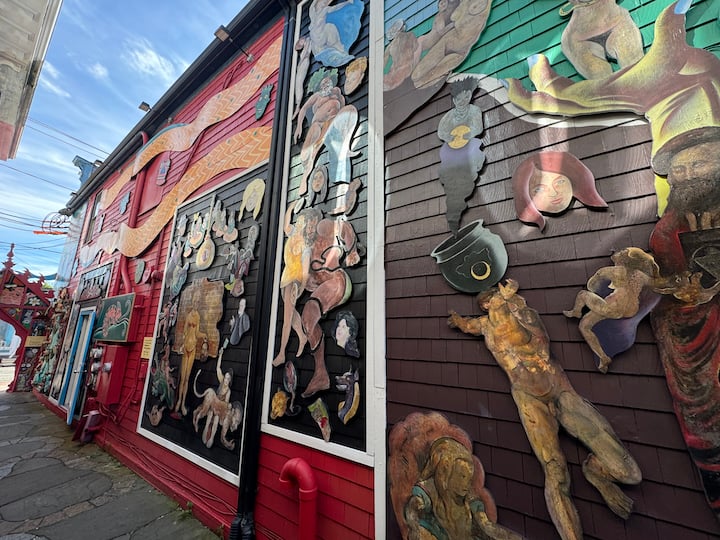 Explore a Free Outdoor Bob Gasoi Gallery of Mural Fragments, Sculptures, and Bold Statements on Art 
