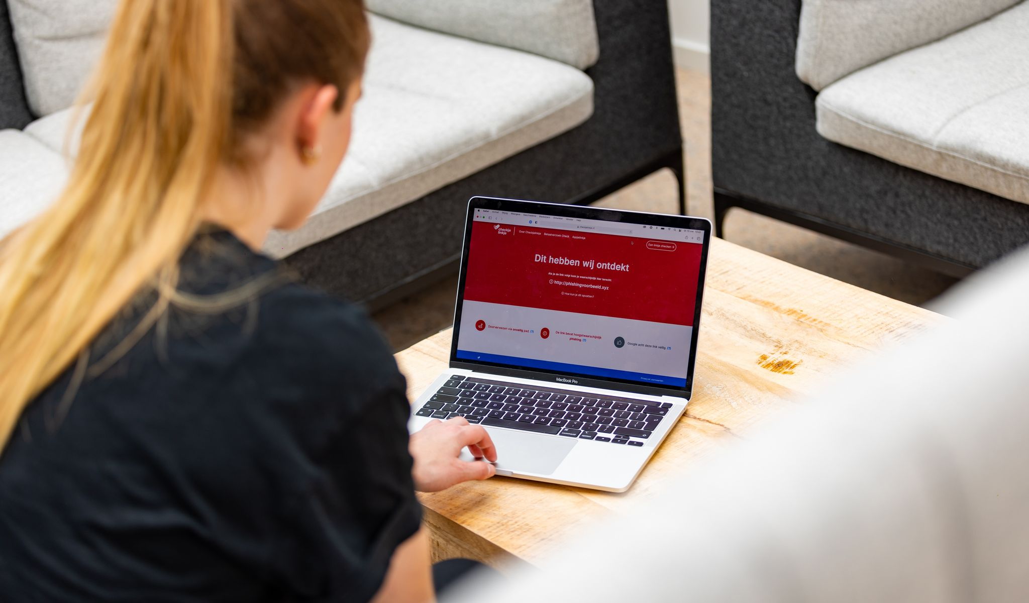 Een waarschuwingsscherm in Checkjelinkje.