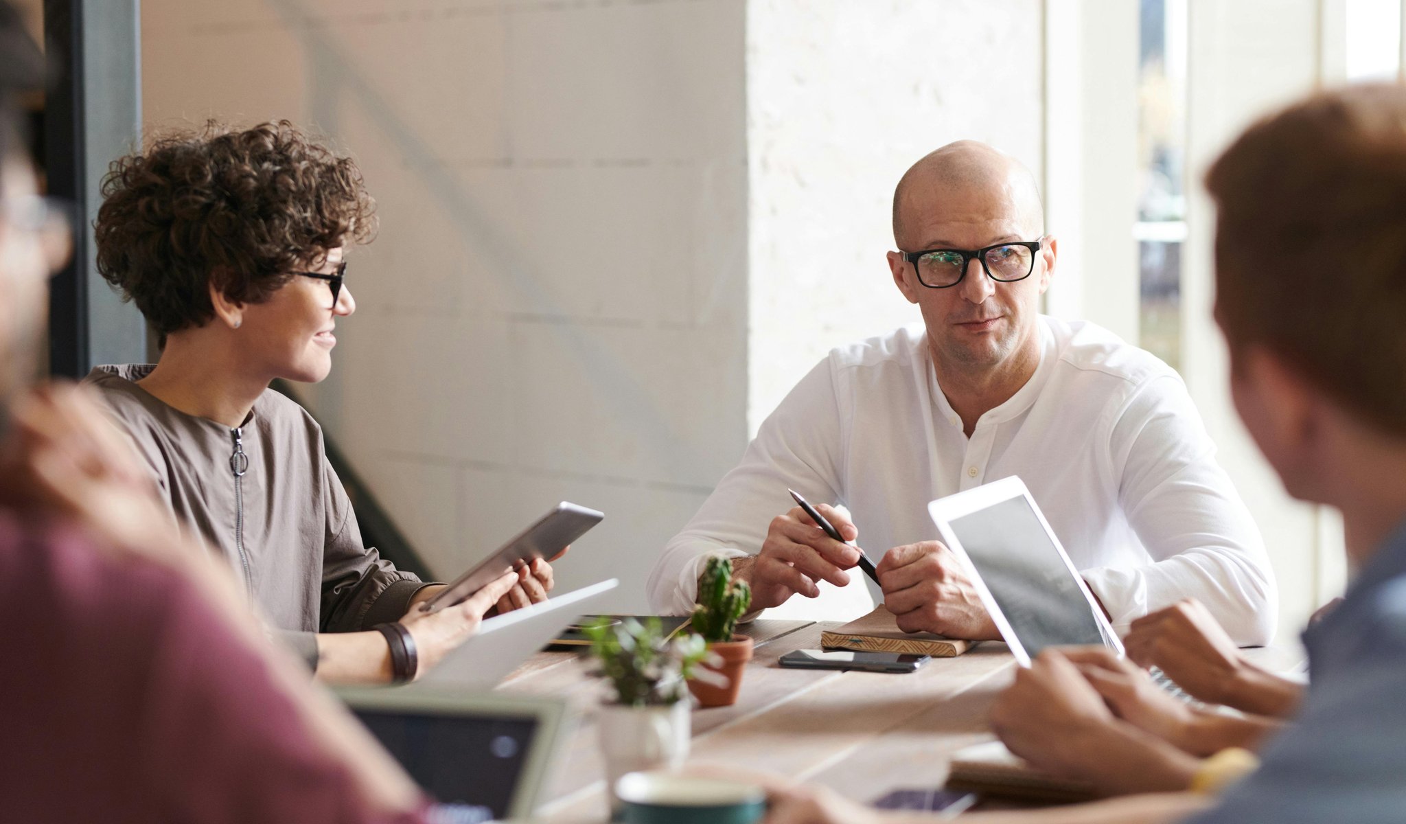 Collega's die overleggen.