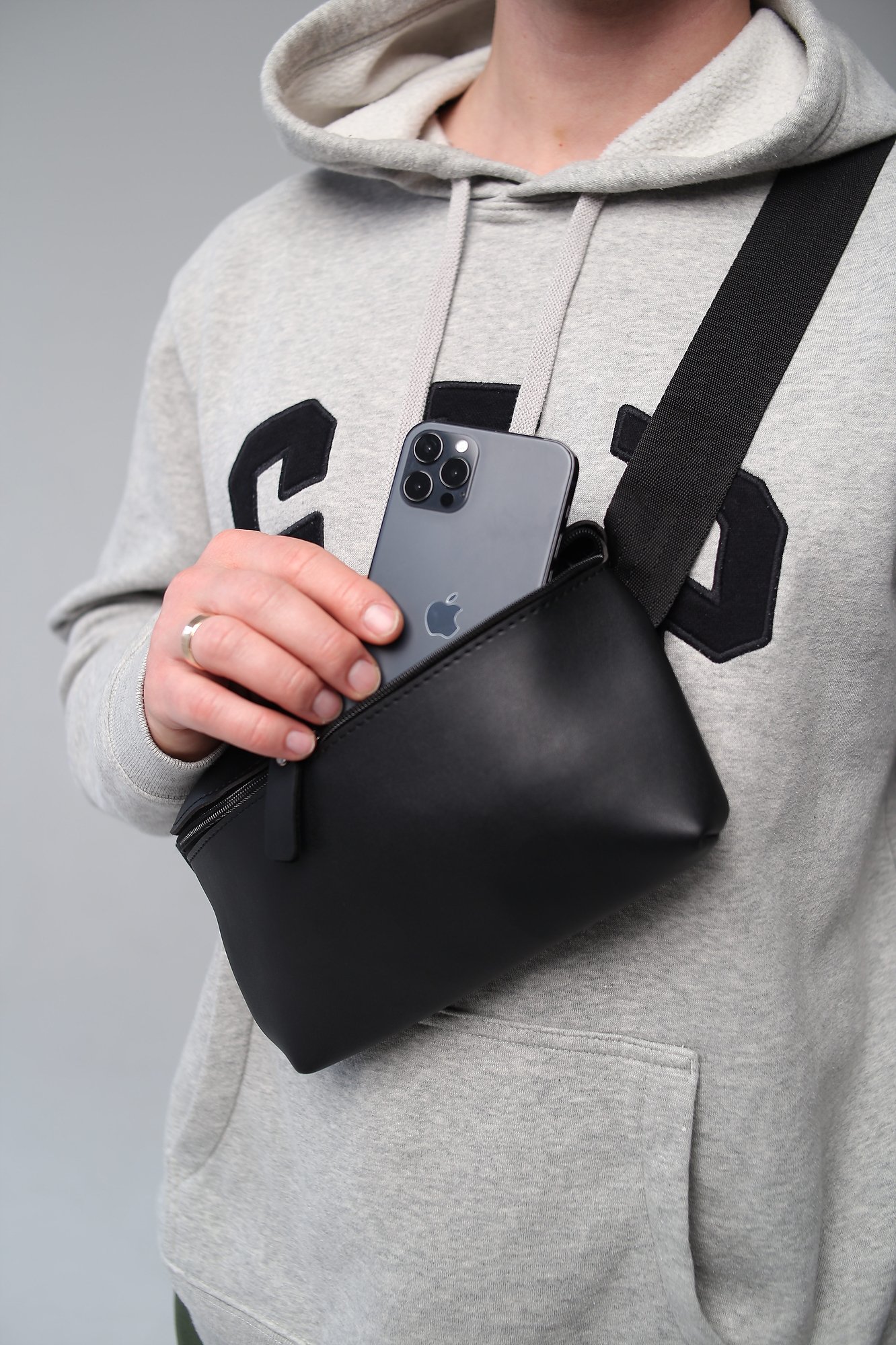 Сумка чоловіча на пояс чорна SKILL