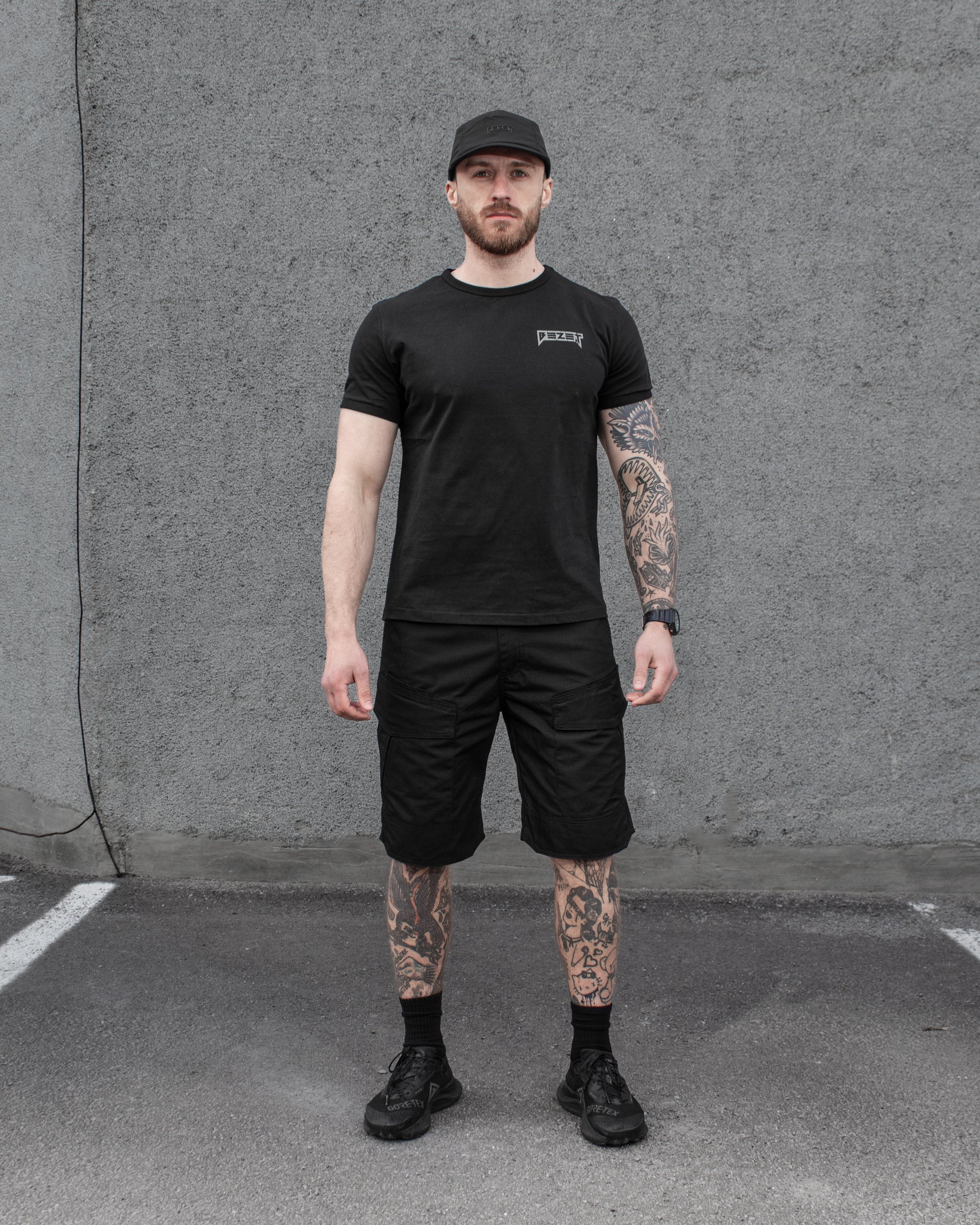 КОМПЛЕКТ (ФУТБОЛКА BEZET SOLDIER ЧЕРНЫЙ, БЕЙСБОЛКА ТАКТИЧЕСКАЯ BEZET ADVENTURE ЧЕРНЫЙ, ШОРТЫ КАРГО ТАКТИЧИСКИЕ BEZET MILITARY ЧЕРНЫЙ)