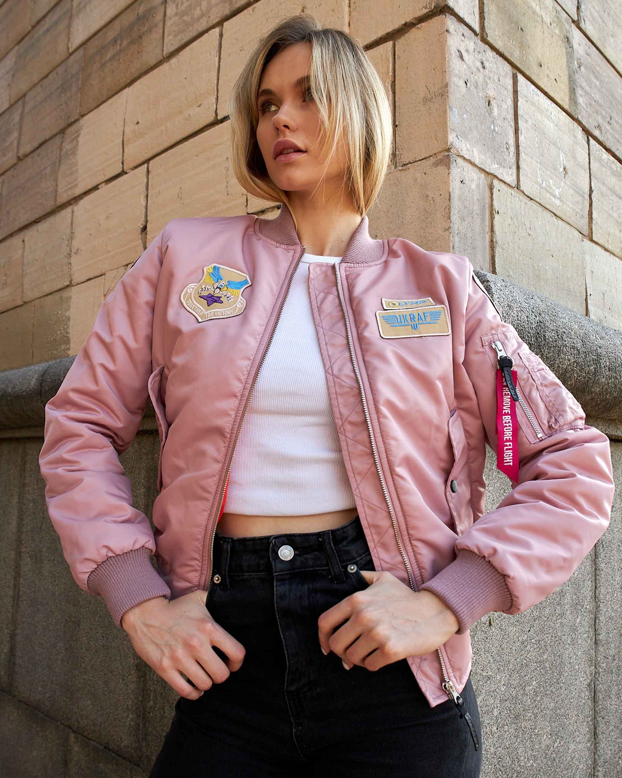 Бомбер MA-1 пудровий жіночий з нашивками Olymp