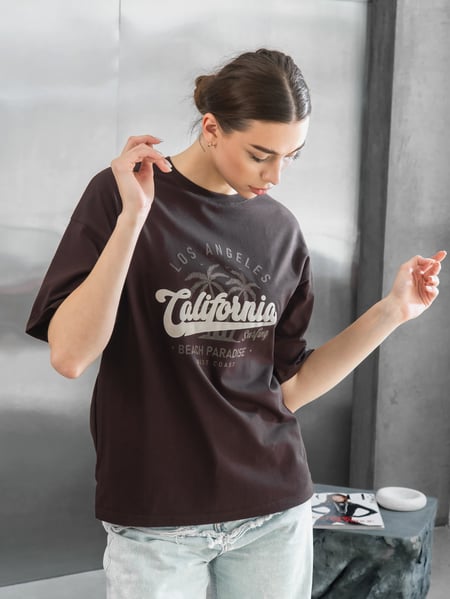 Футболка жіноча бавовняна з принтом CALIFORNIA Коричнева TEAMV