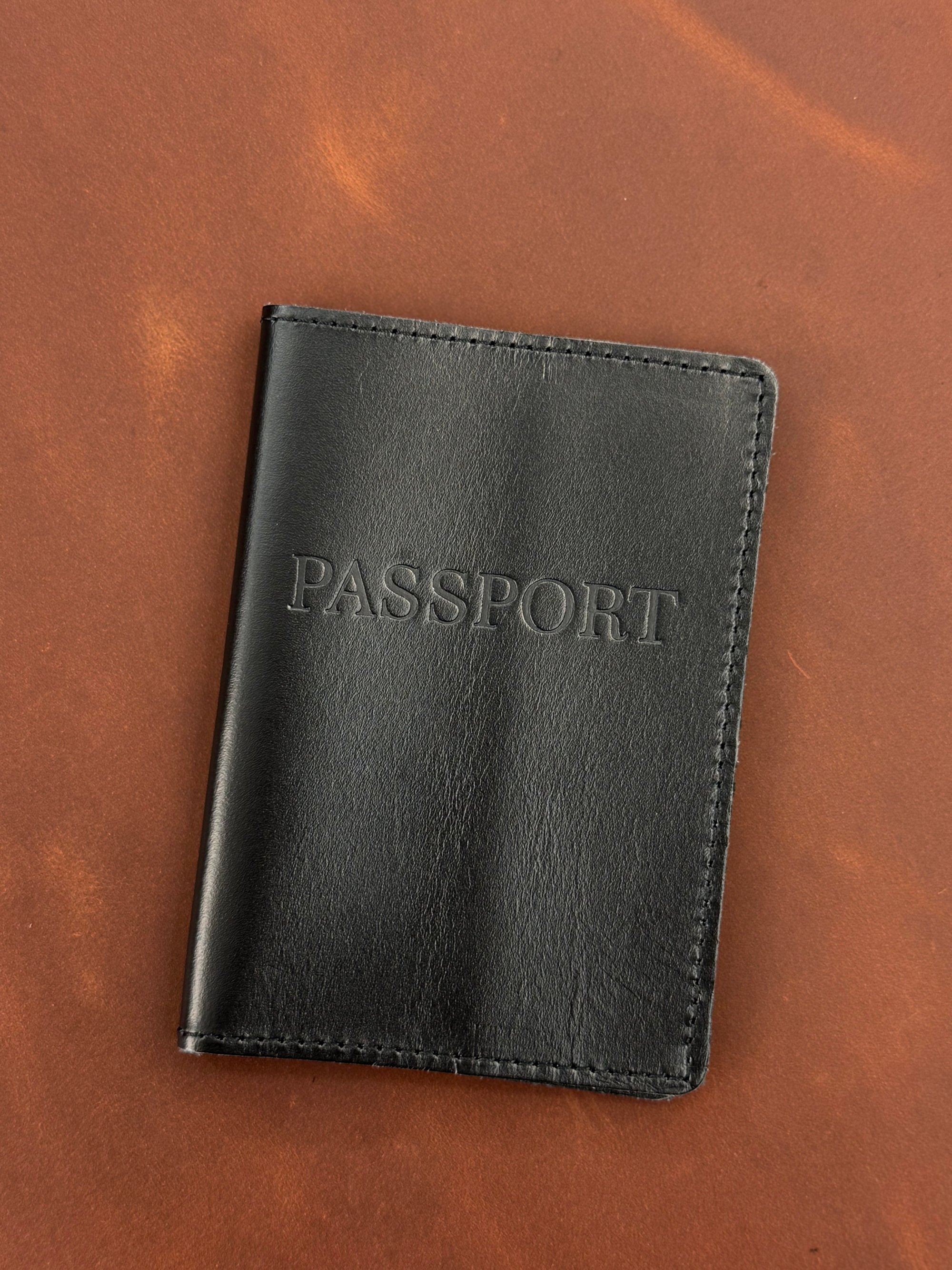 Обкладинка на паспорт із натуральної гладкої шкіри чорний SKILL