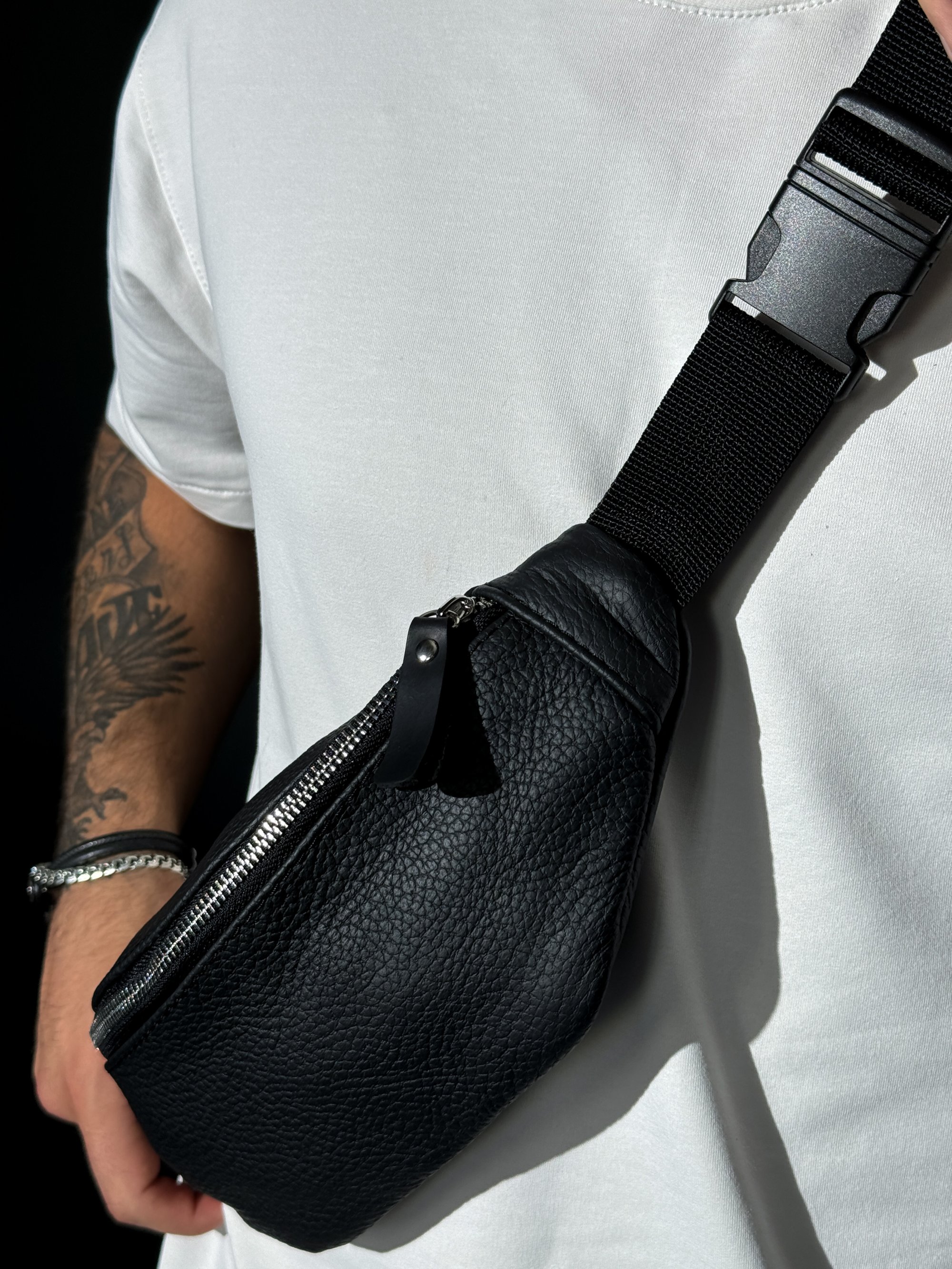 Сумка чоловіча бананка шкіряна чорна SKILL