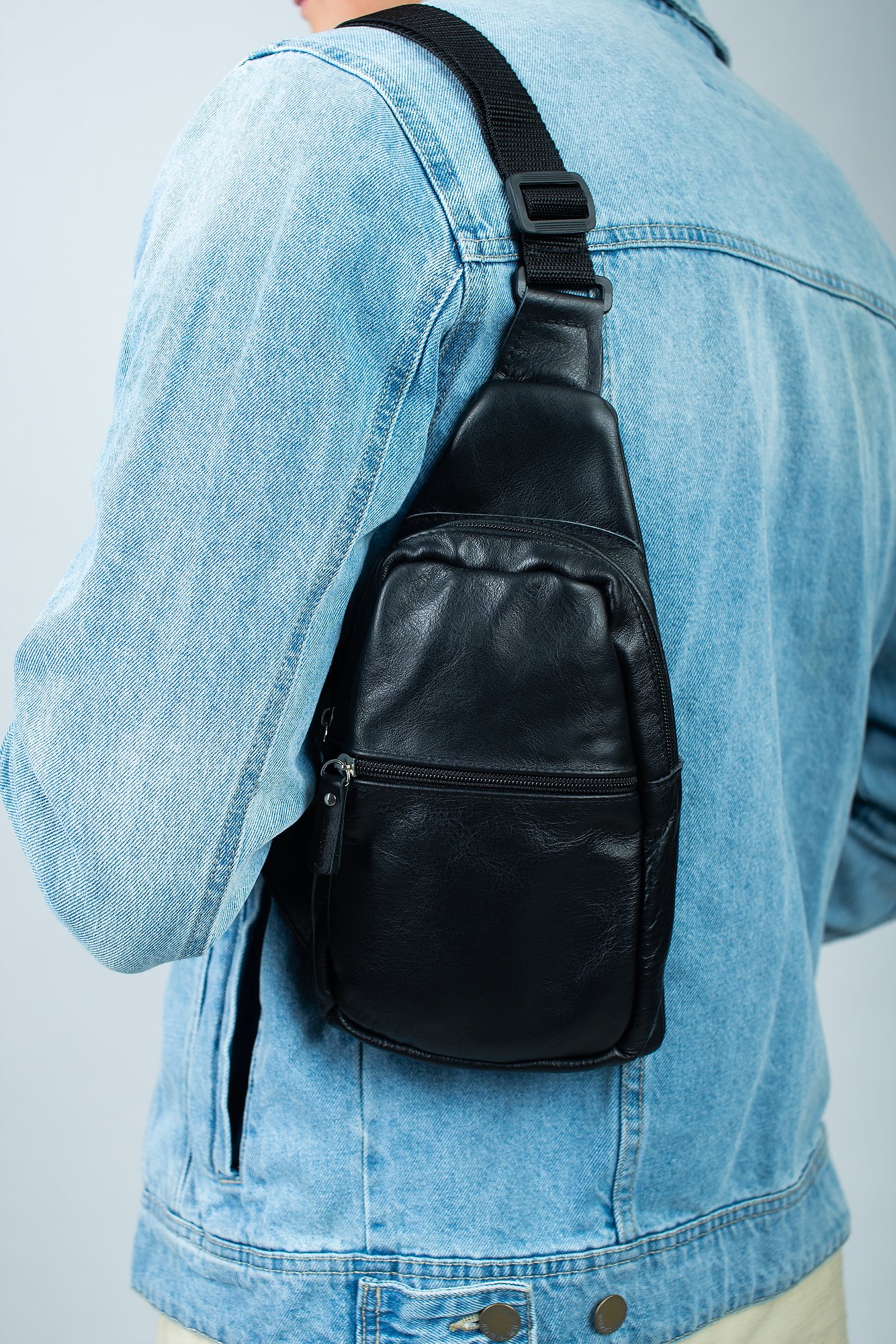 Сумка мужская нагрудная из натуральной кожи черная