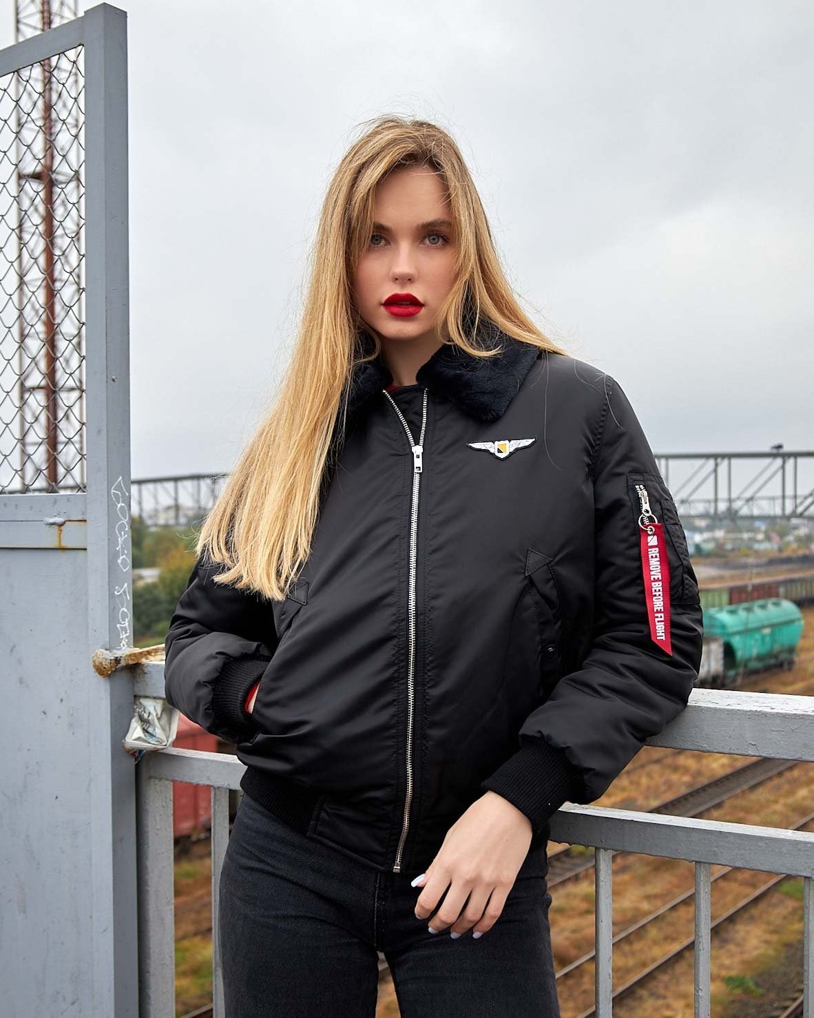 Бомбер B-15 чорний жіночий Olymp