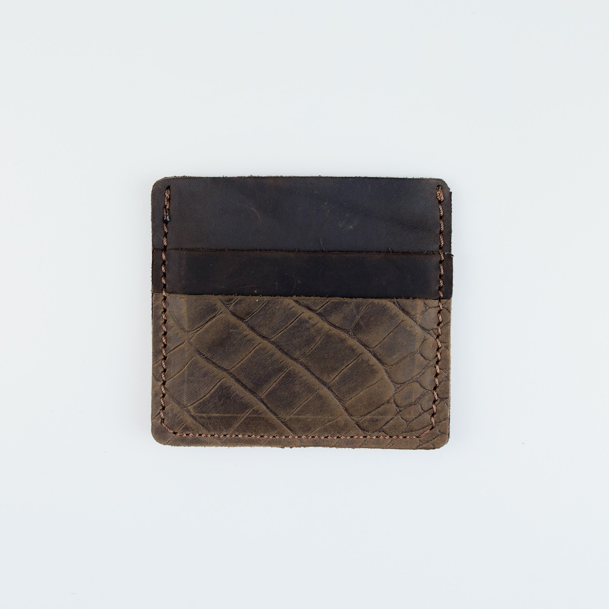 Картхолдер мужской из натуральной кожи с тиснением под крокодила коричневый.