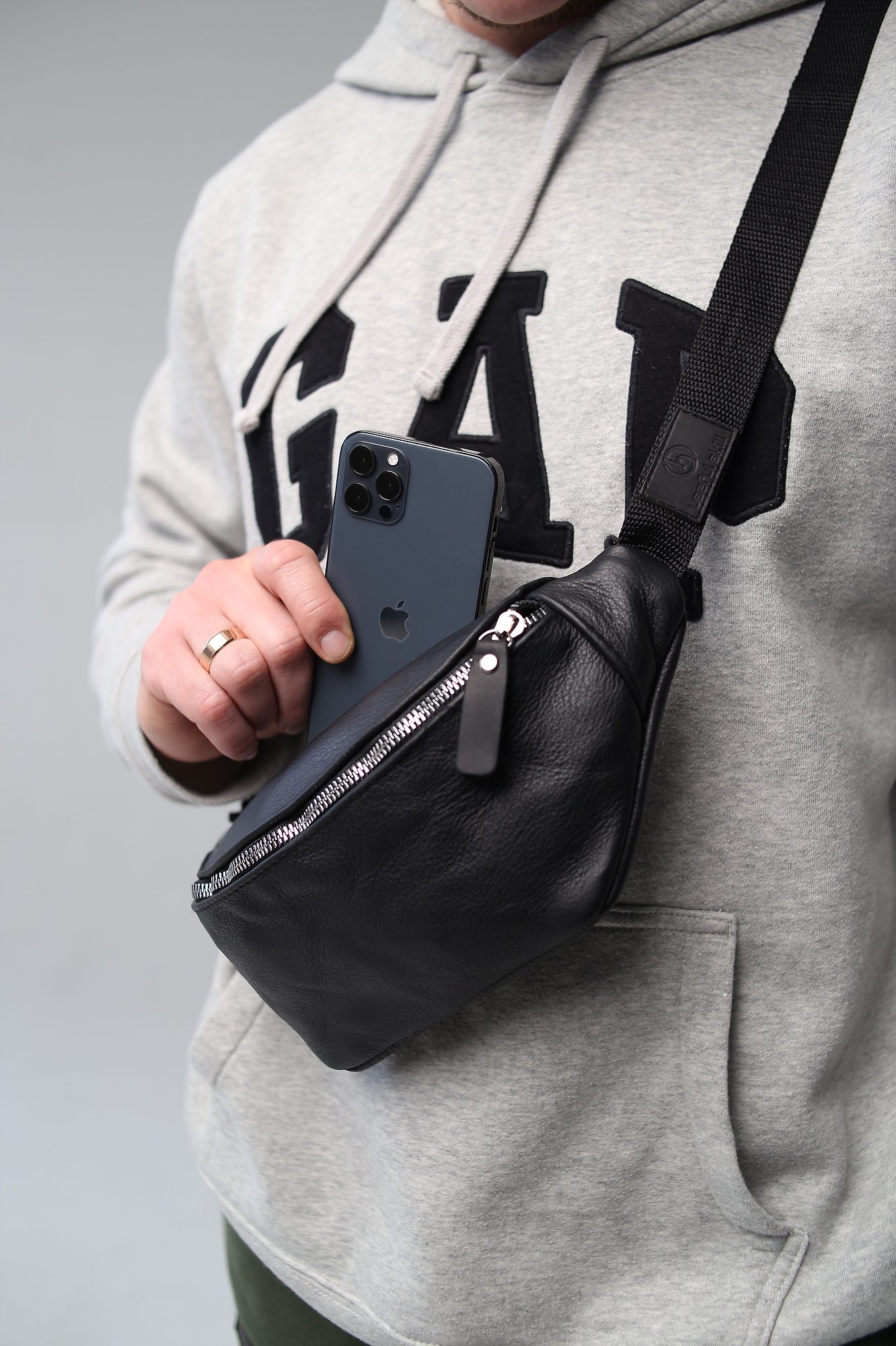 Сумка мужская кожаная бананка черная SKILL