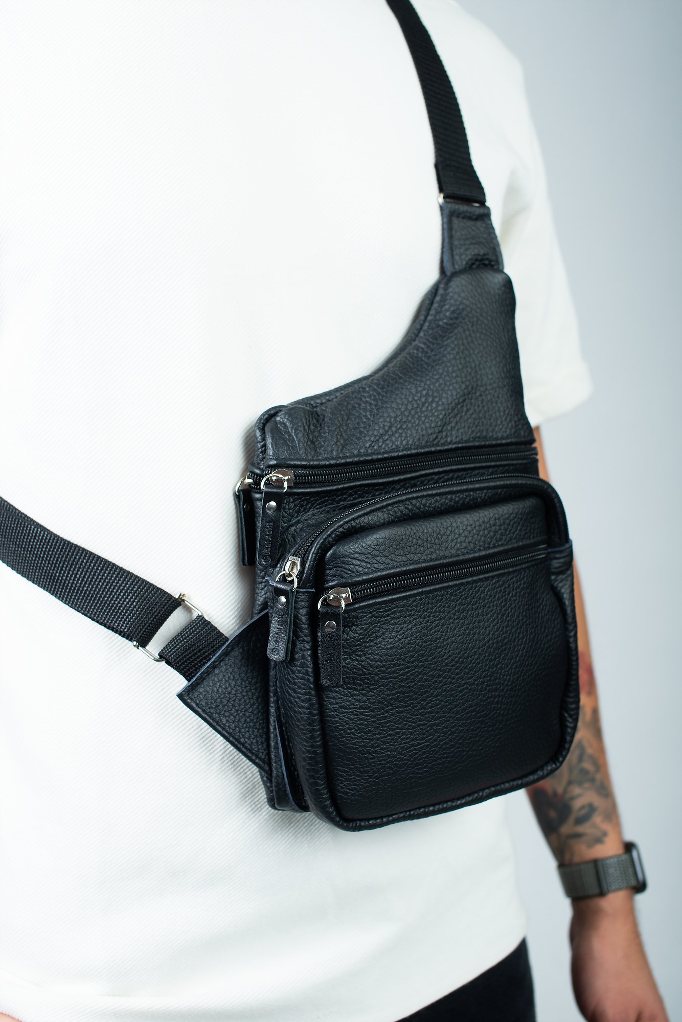 Сумка мужская нагрудная из натуральной кожи черная.