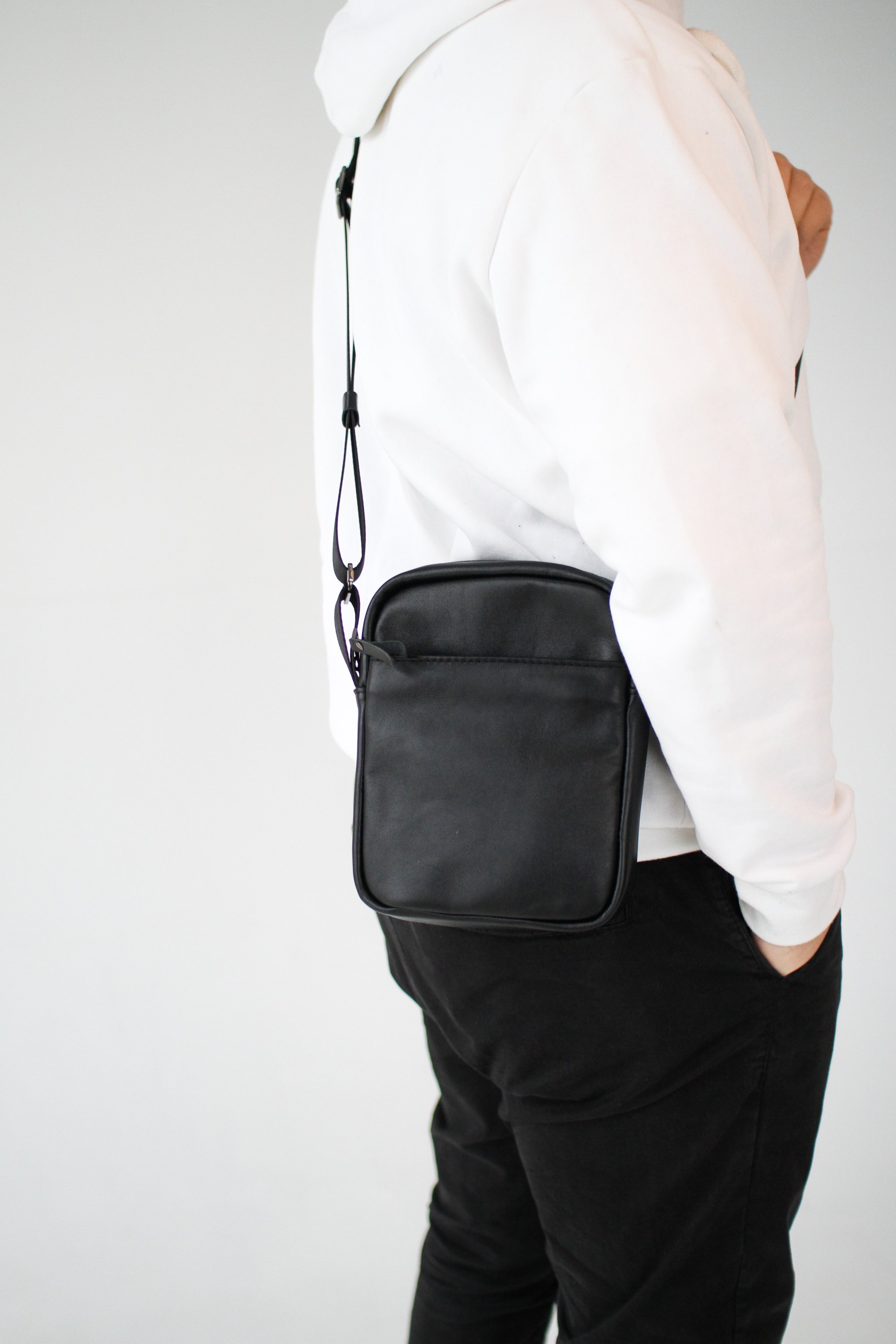 Сумка чоловіча месенджер з натуральної шкіри чорна