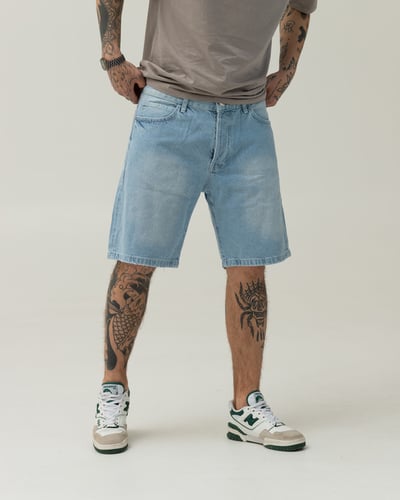 djinsovye-shorty-bezet-s-potertostyami-