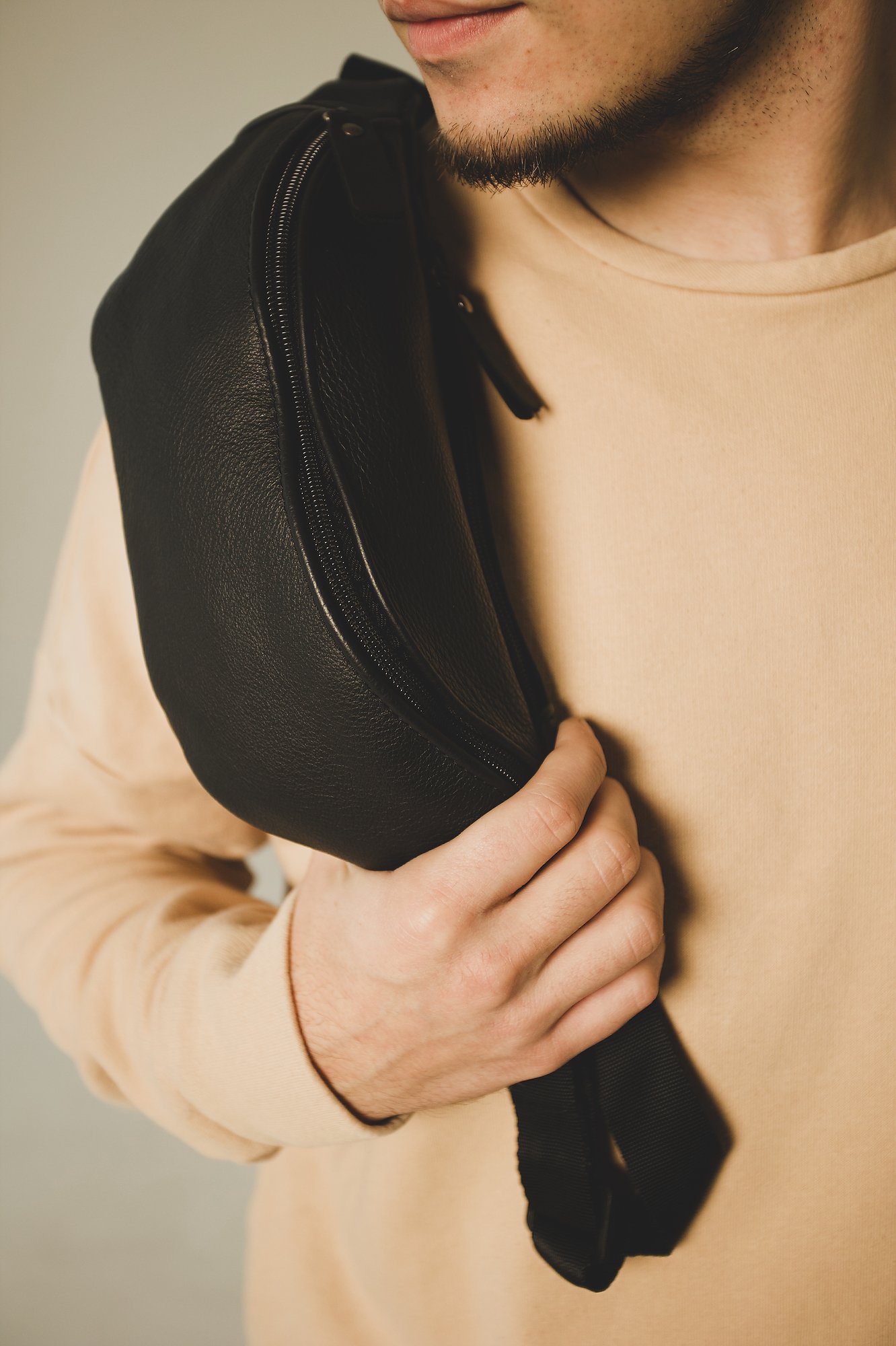 Сумка мужская на пояс из натуральной кожи черная SKILL