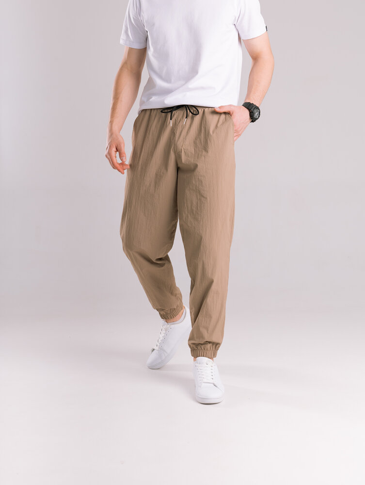 Чоловічі штани джогери з плащівки бежеві з кишенями Pobedov Ground
