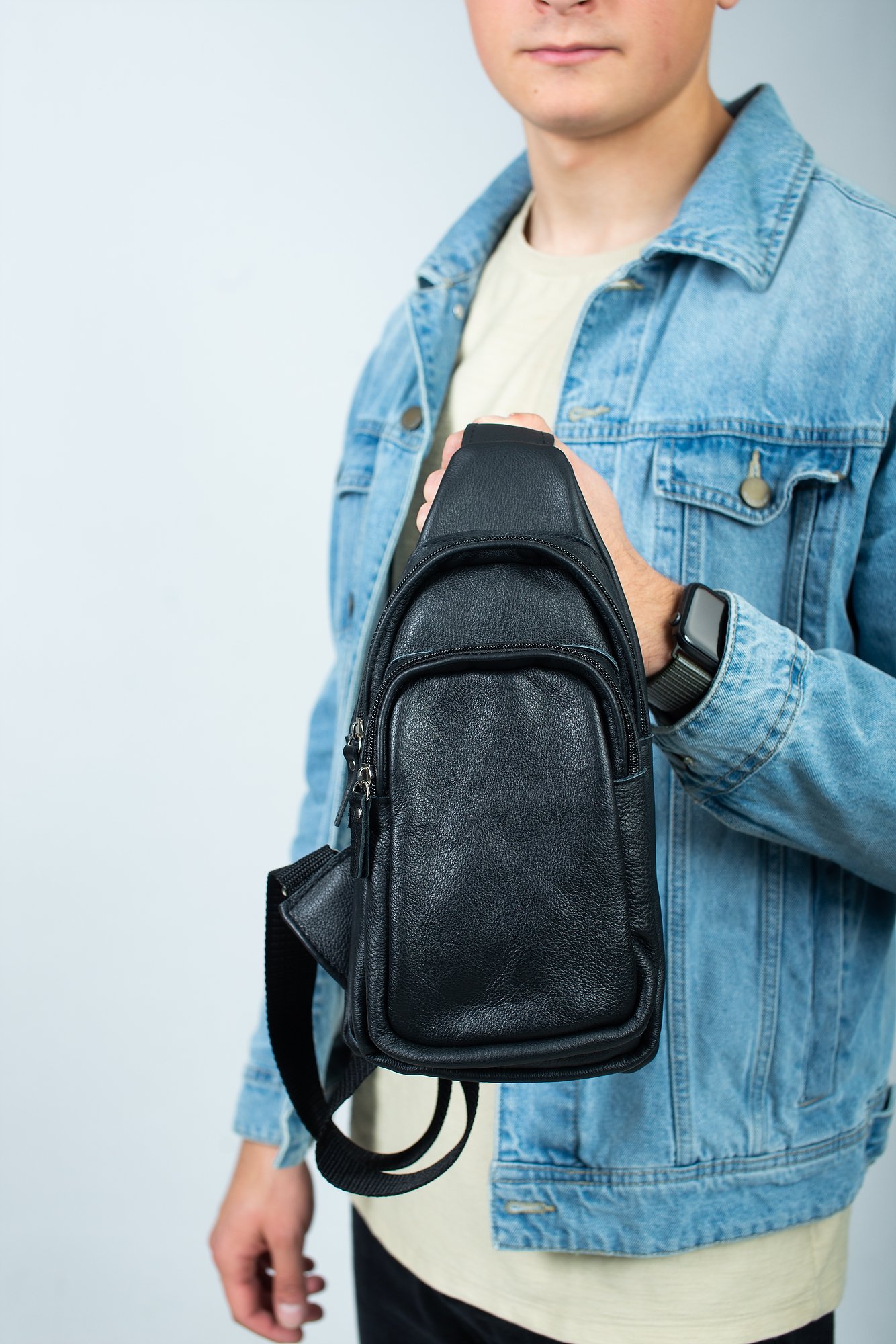 Сумка мужская нагрудная из натуральной кожи черная.