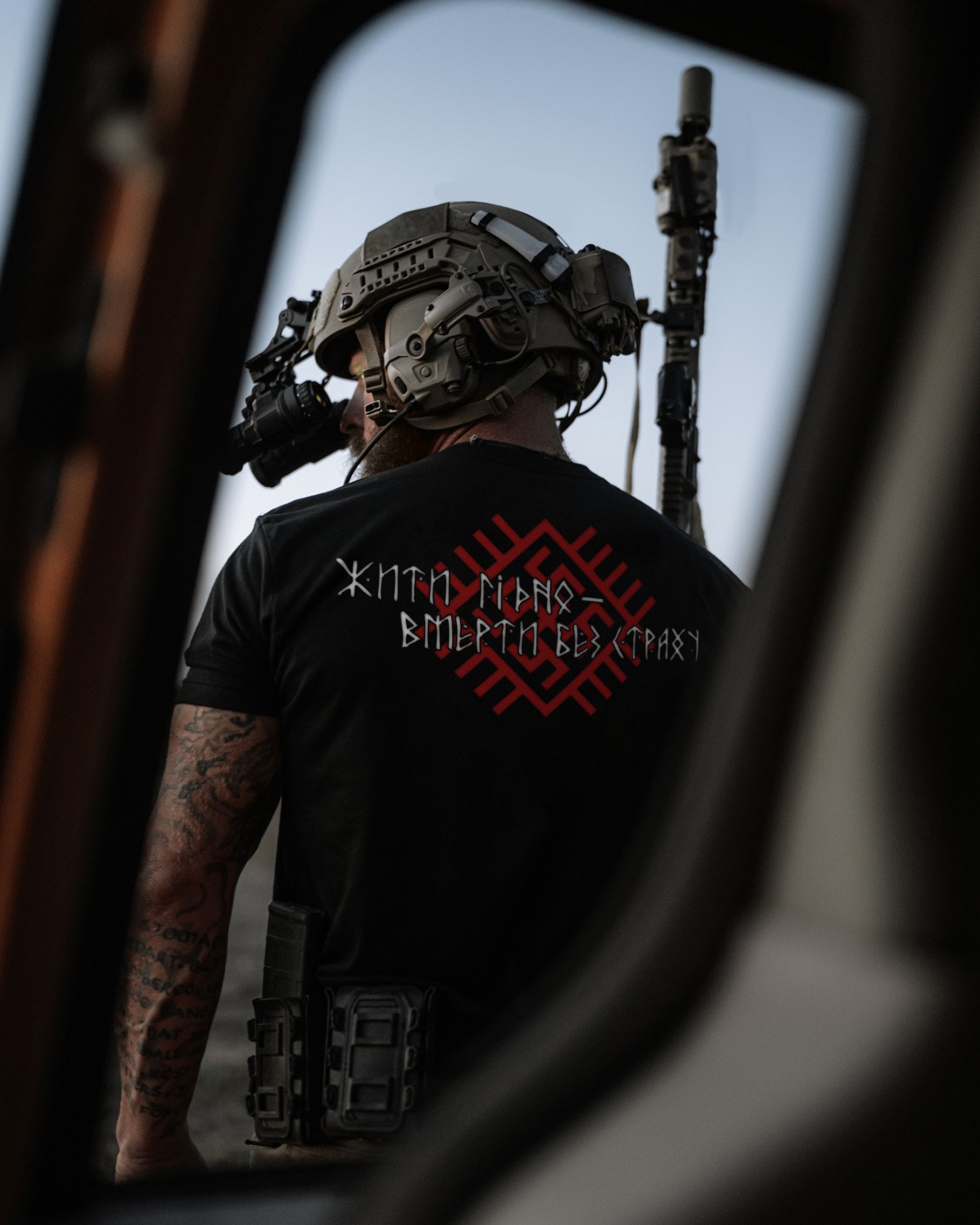 Футболка з принтом Жити Гідно чорна We feel