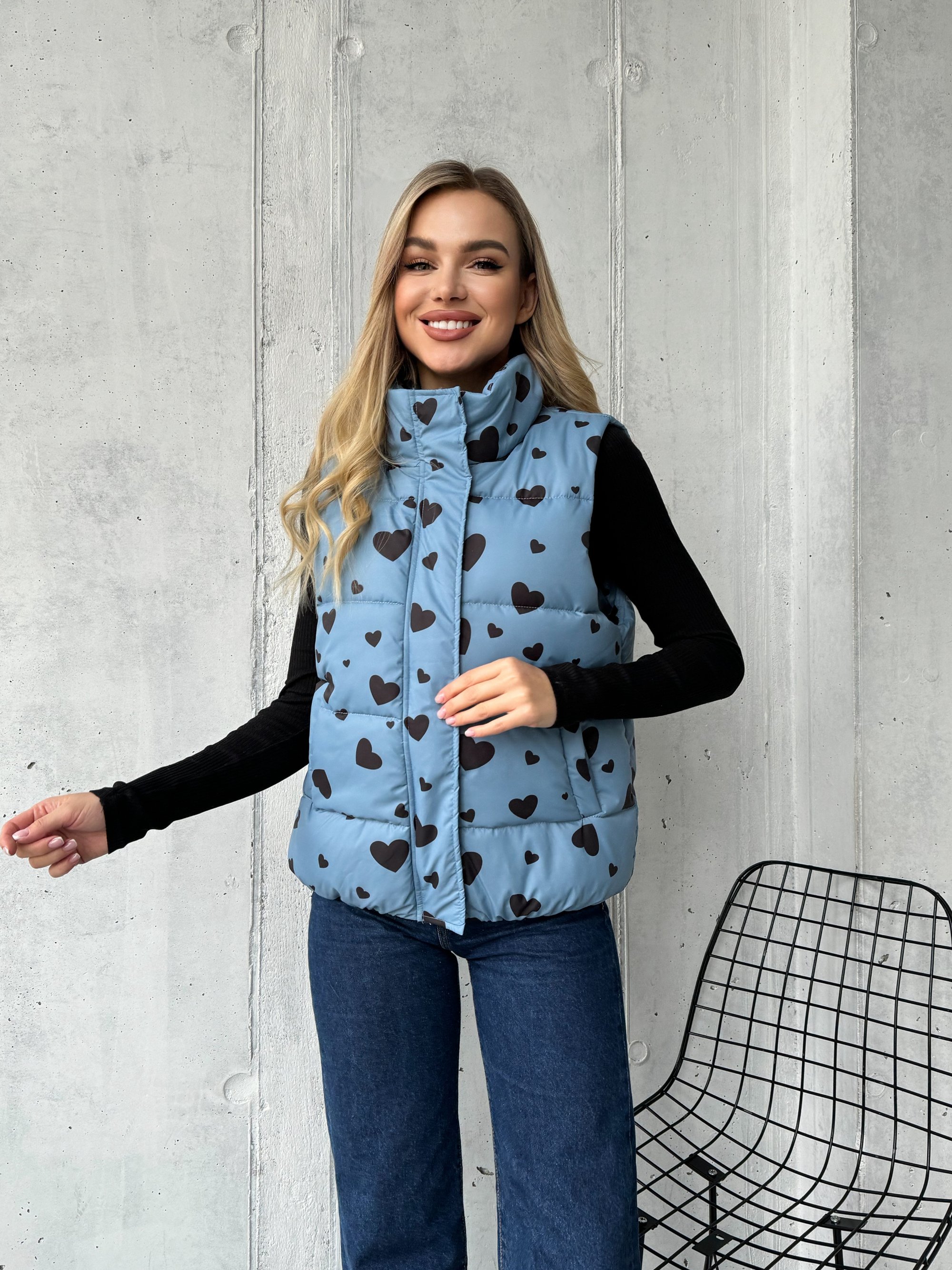 Блакитна жіноча жилетка з принтом