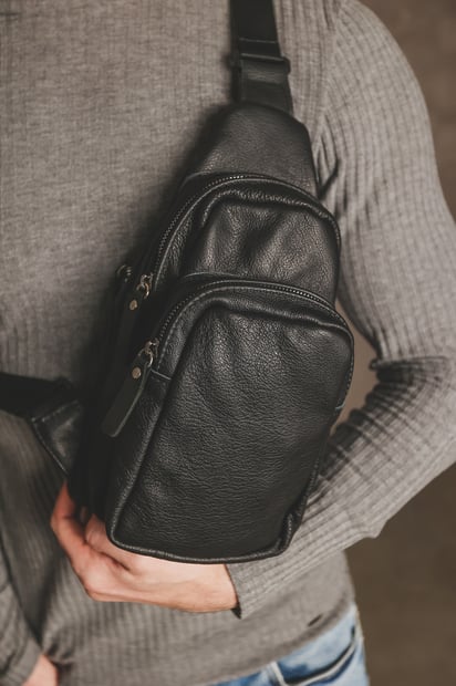 Сумка мужская слинг из натуральной кожи черная SKILL