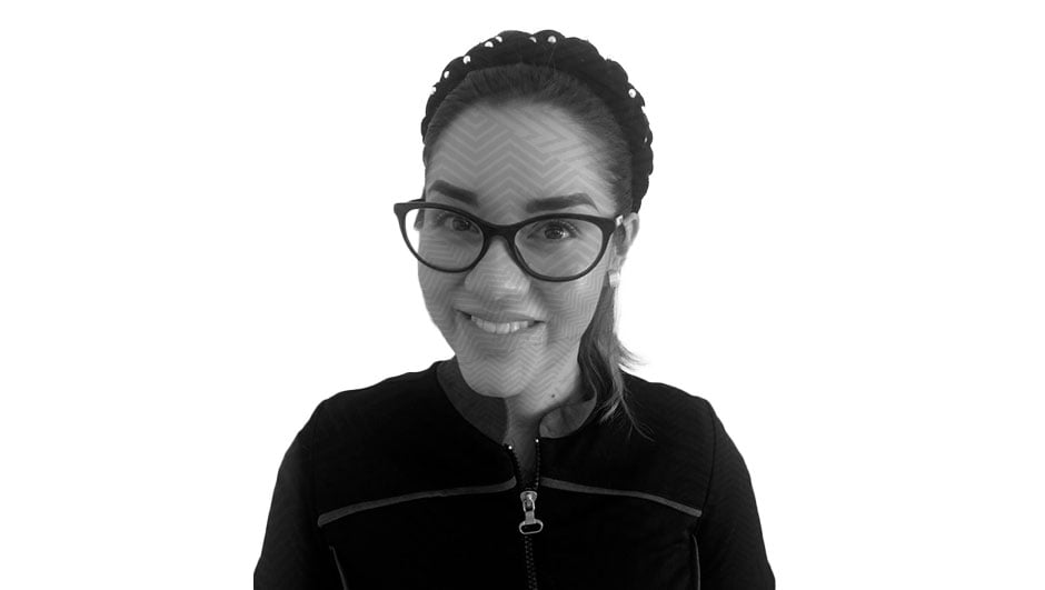 Fotografía con efecto blanco y negro y un patrón de líneas transparentes sobre el rostro Cynthia Karina Figueroa Cazarez, una mujer de edad adulta que está utilizando lentes y una diadema gruesa con detalles de perla sobre su cabello.