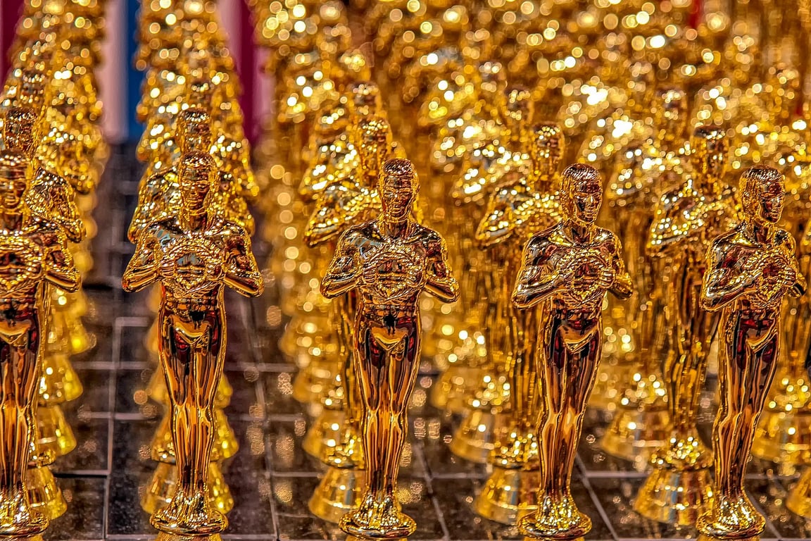 En la fotografía aparecen hileras estatuillas doradas llamadas Oscar, que se utilizan para premiar a lo mejor del cine.